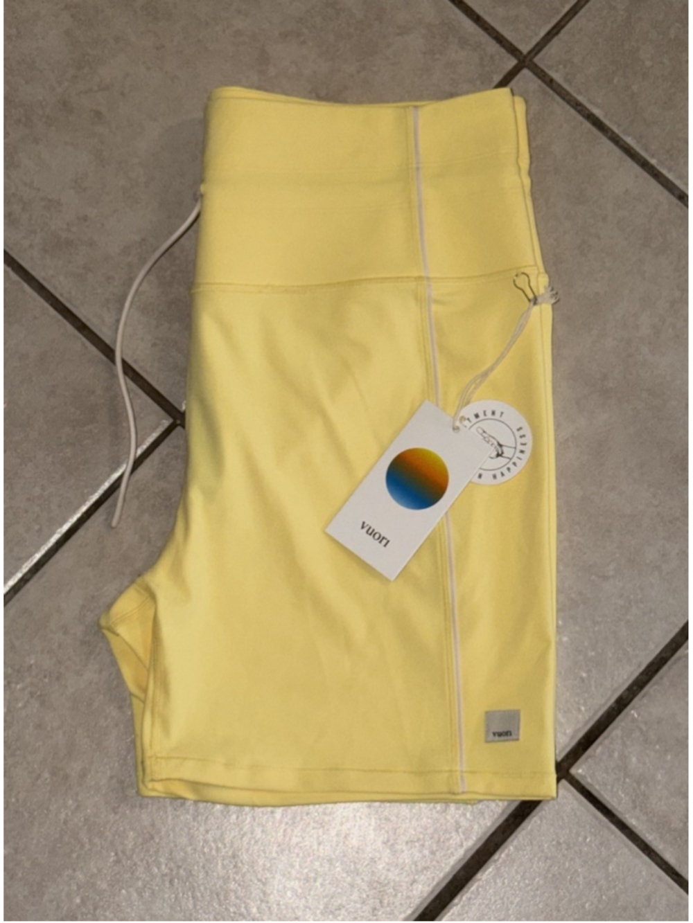 VUORI DAILY PIPES WOMEN’S SHORT 5” SUNSHINE COLOR SIZE XL